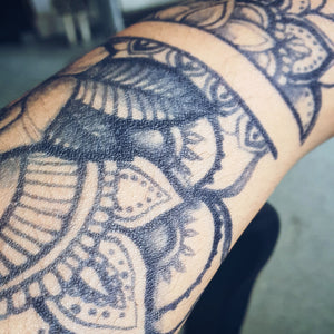 Image photo d'un tatouage éphémère réalisé avec du jagua . Le rendu final après application du produit est noir bleuté couleur proche du vrai tatouage 